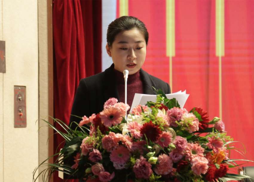 乐动线上平台,乐动（中国）第一届党委班子选举大会---于丽娜同志宣读大会关于通过党委和纪委报告的决议